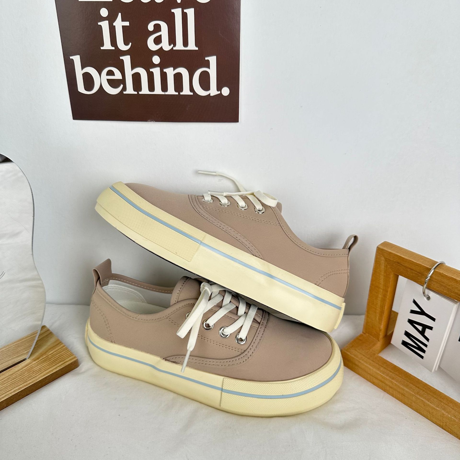 Yuanbo 2024 primavera y verano zapatos de lona transpirables para mujeres estilo de Hong Kong Harajuku color sólido zapatos blancos japoneses coreanos zapatos de mujer