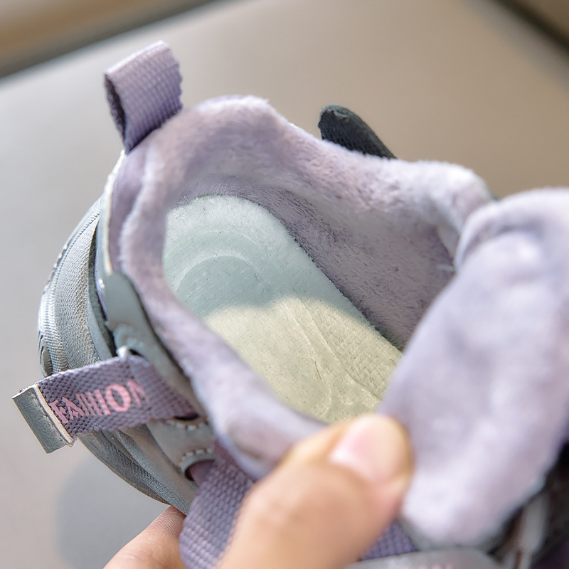 Zapatos deportivos infantiles de invierno nuevos zapatos de terciopelo calientes para padres 2025 nuevos zapatos de corrida para estudiantes de niños y niñas