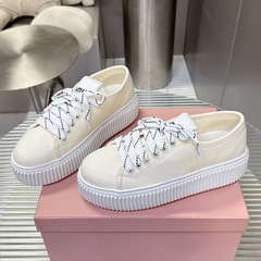 劉浩存は同じタイプのカジュアルな厚い底を持っています。