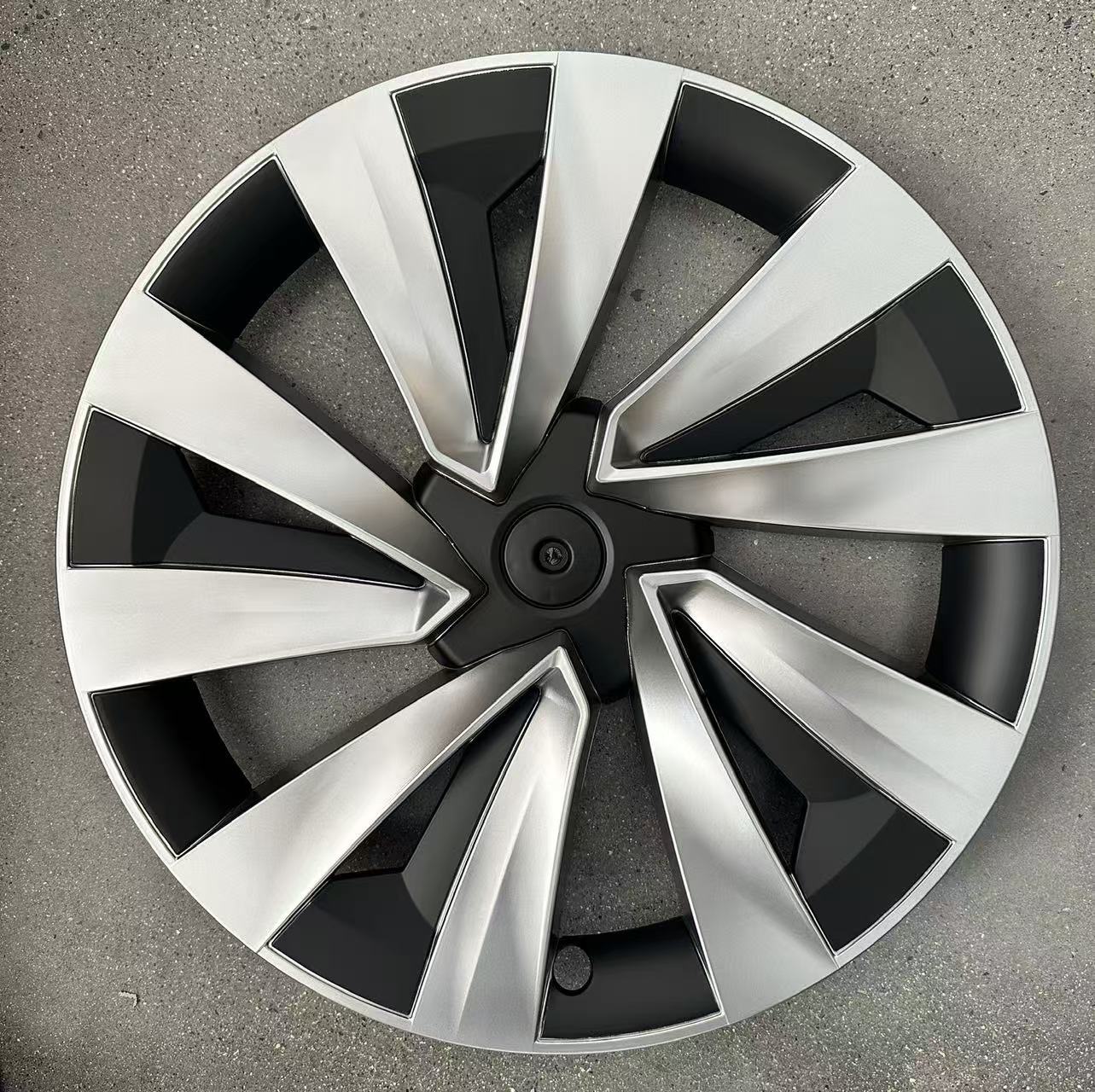 Tesla – Tesla Model Hub cover - new-model-y-19-inch-nova-black-and-silver-two-tone