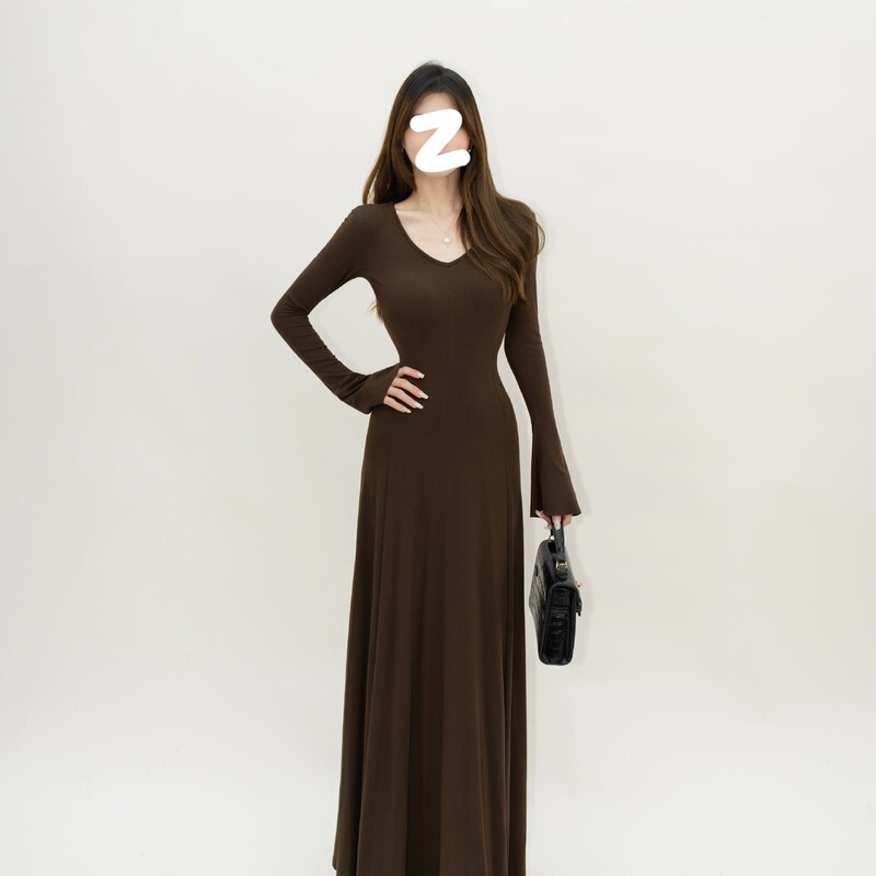 Hepburn-Style Black Flared Sleeve Dress, 2025 Autumn and Winter New Model, Fitted Waist, Long Skirt with a Large Hem