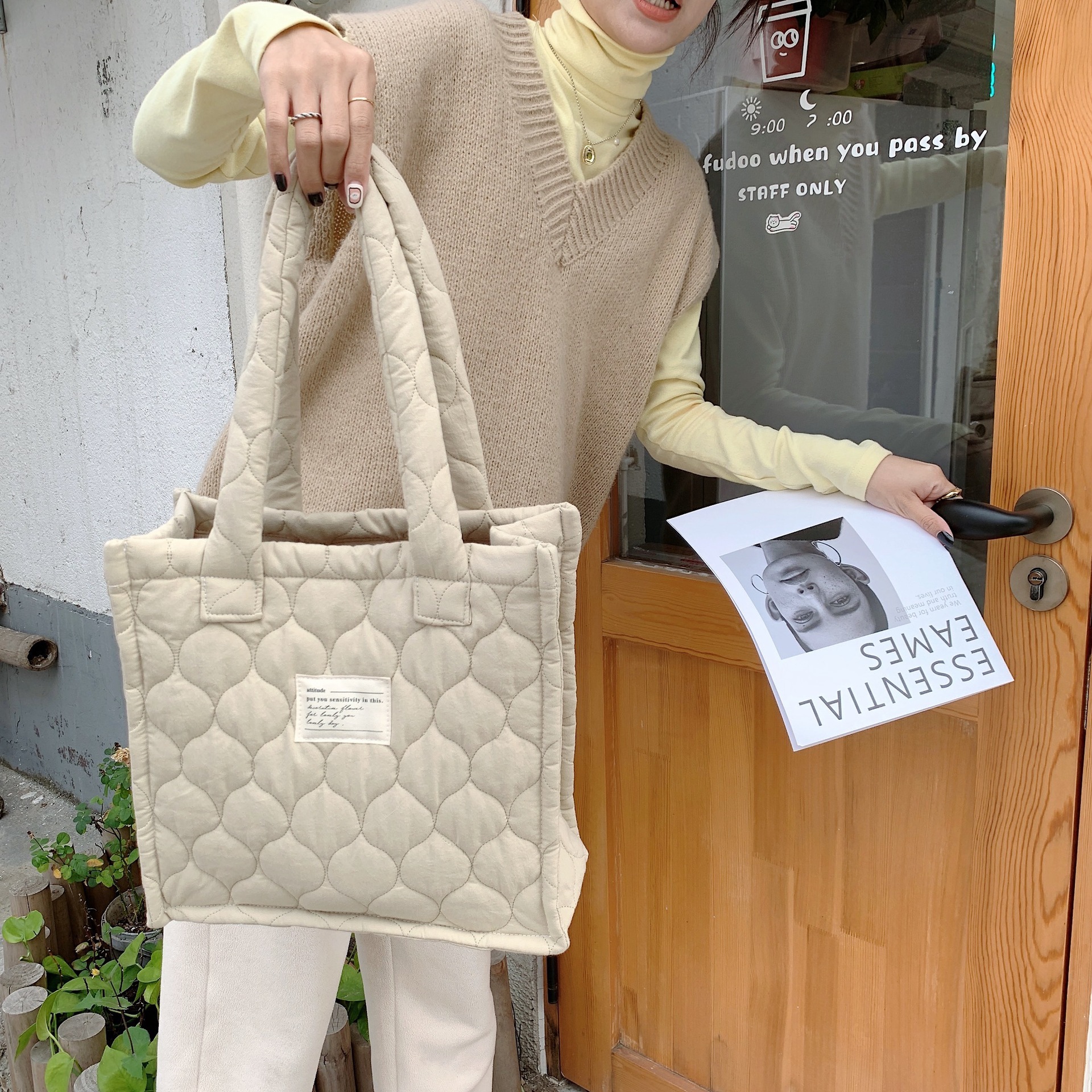 【 In Stock 】210301 large-capacity single-shoulder tote bag, quilted gourd hand-held commuter bag, autumn and winter hand-held bag for women Item Picture