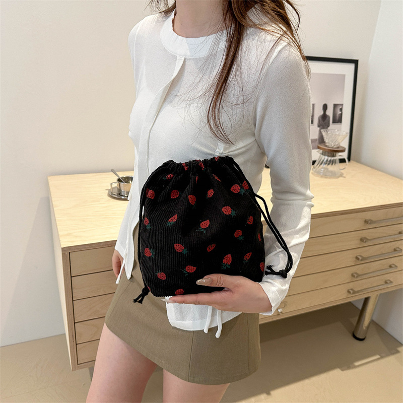 Bolsos de fresas lindos para mujeres 2024 nueva moda bolsas de cubo de velcro simple pequeño fresco de hombro mochila de moda