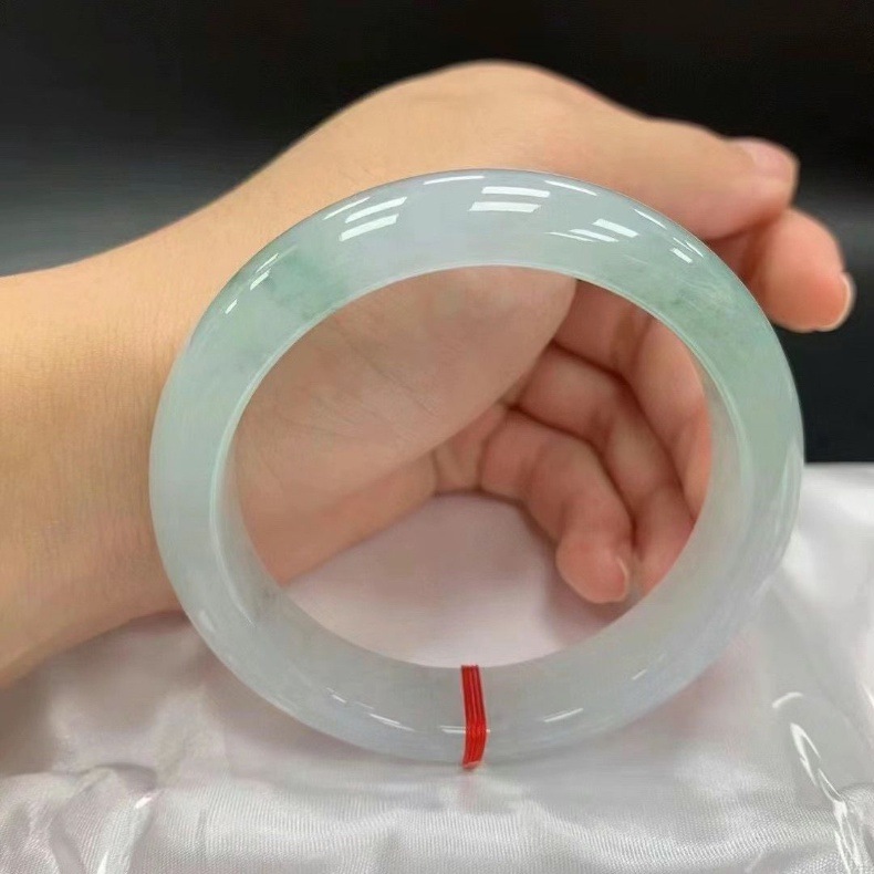 Vòng tay ngọc bích tự nhiên A cao cấp Myanmar – màu xanh lá nhạt phong thủy, đường kính trong 52–64 mm chi tiết 3