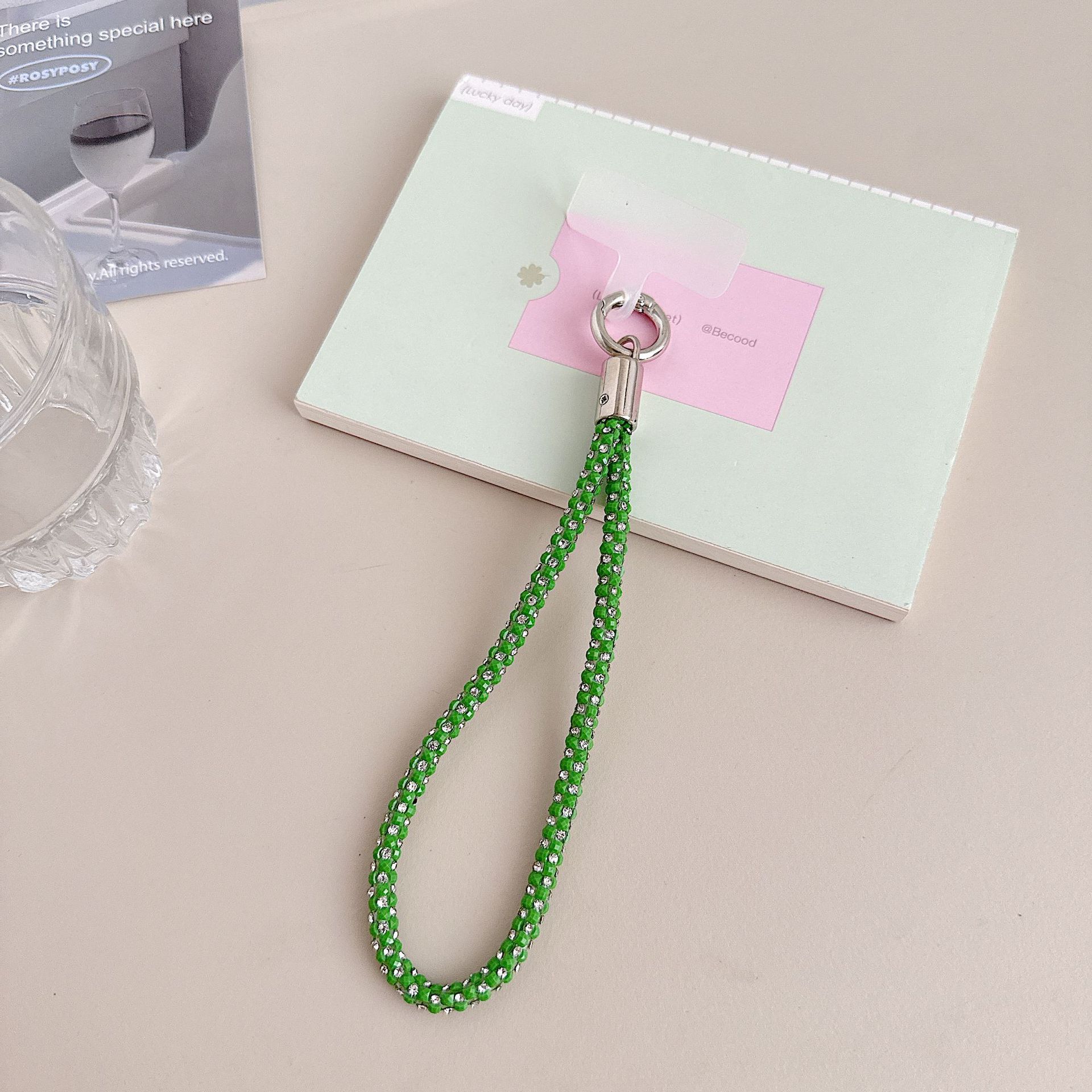 Cadena colgante de teléfono móvil de alta gama hecha a mano de boutique, sensación femenina de alta gama, lujo ligero, cadena colgante de diamante completo, cadena colgante de teléfono móvil de moda, sección larga y corta