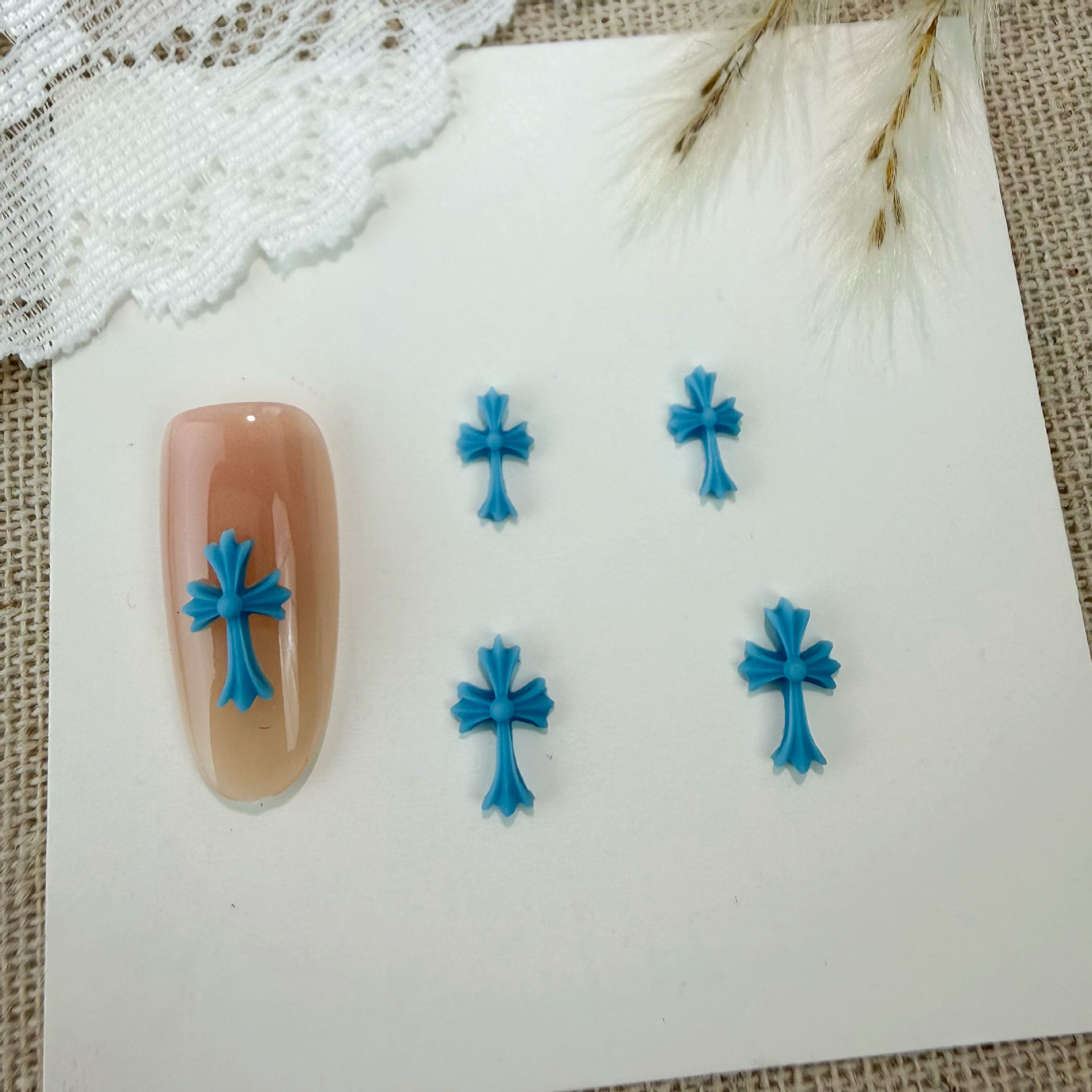 Fábrica de joyas de uñas cruz transfronterizas resina diy color tridimensional cro corazón teléfono móvil caso accesorios de uñas lote