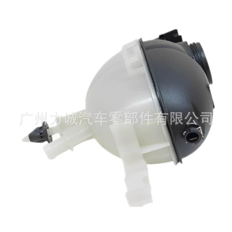 The Manufacturer Supplies Expansion Tanks Suitable for C-Class and E-Class Vehicles, with Part Numbers 2045000749 and 2045000049