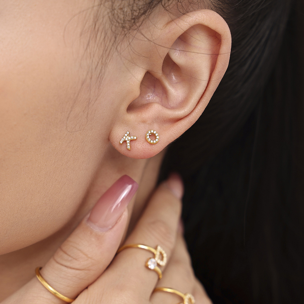 Qiong Yao Titanium Steel 26 letras con incrustaciones de circón Juego de joyas PVD chapado en oro real collar de retención de color pulsera anillo aretes