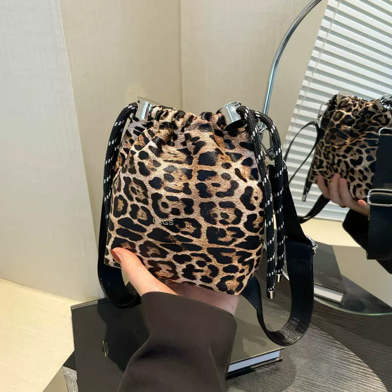 洋气抽绳束口女士单肩包韩版时尚豹纹水桶包2025新款迷你斜挎包女