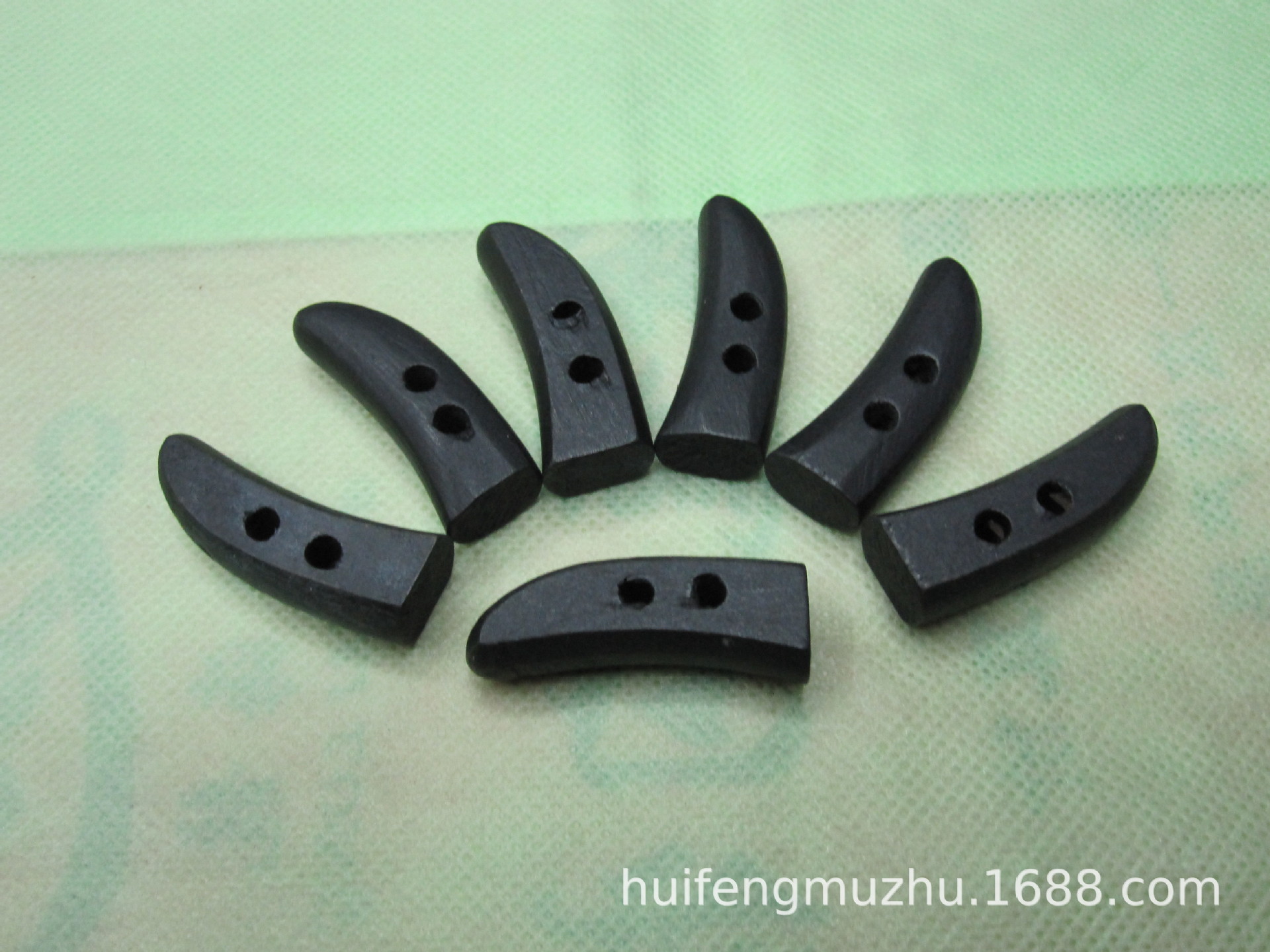 厂家直供木纽扣木圈木球木纽扣木项链木珠木夹子木红旗木挂件