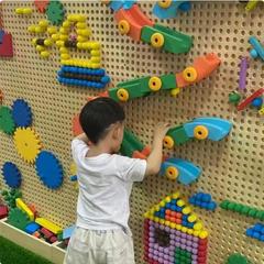 托育機構EVAソフトは玉の壁の穴の壁の創意的なゲームの壁の幼稚園の実木の積み木のインタラクティブな壁を挿し込みます。