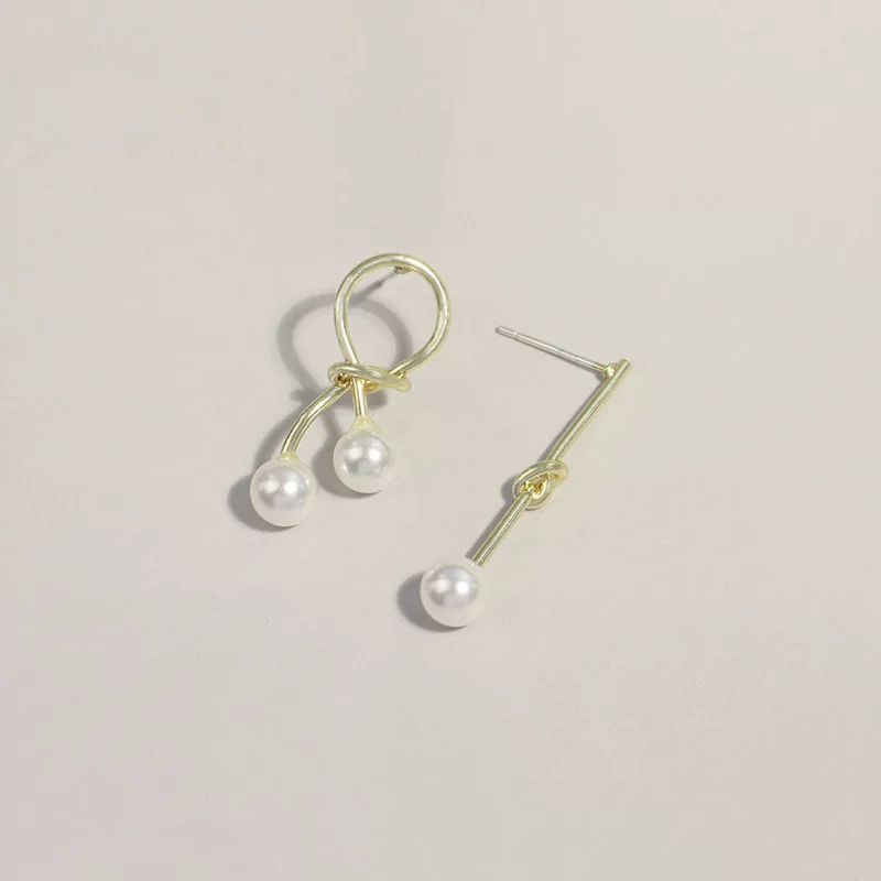 Серебряная игла, ретро асимметричные серьги из жемчуга, серебро 925 образец, французский стиль, простой и элегантный дизайн, без пирсинга