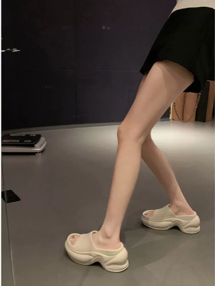 Легкие летние сандалии на толстой подошве для повседневной женской верхней одежды. Новые маленькие босоножки и тапочки на высоком каблуке 2024 года.