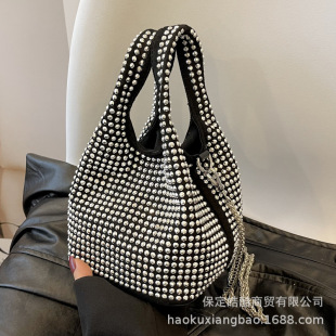 This year's popular small bag women's 2023 new niche design Summer chain messenger bag bright diamond explosion bucket bag