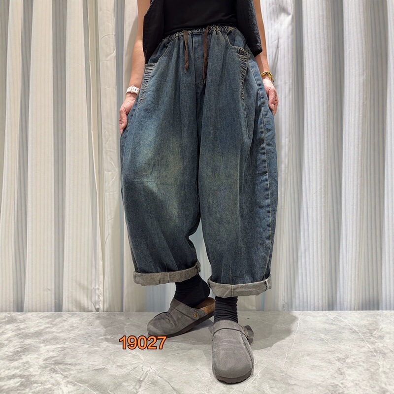 Hua She 2026 Autumn New Retro Washed Denim Jeans for Women with Elastic Waist, Drawstring, Side Pockets, Pressed Seams, Loose Fit, and Rolled Hem