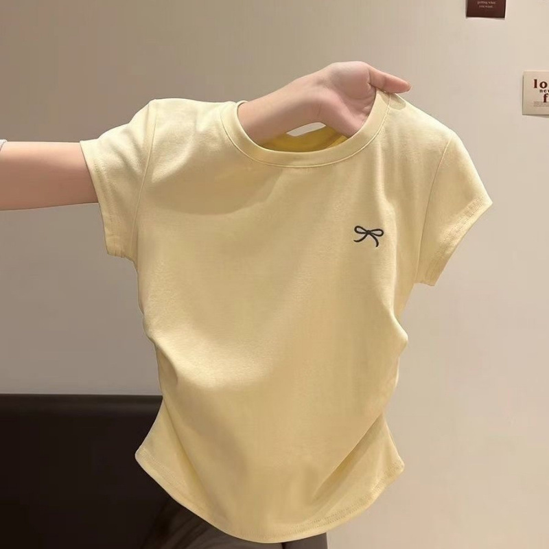 女性のための右肩ラウンドネック半袖Tシャツ夏の新しいスタイルのプリーツウエストデザインスリムホットガールショート刺繍トップ|undefined