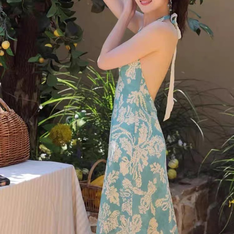 杨凯雯同款孔雀蓝v领碎花挂脖吊带连衣裙女夏法式度假风露背长裙|undefined