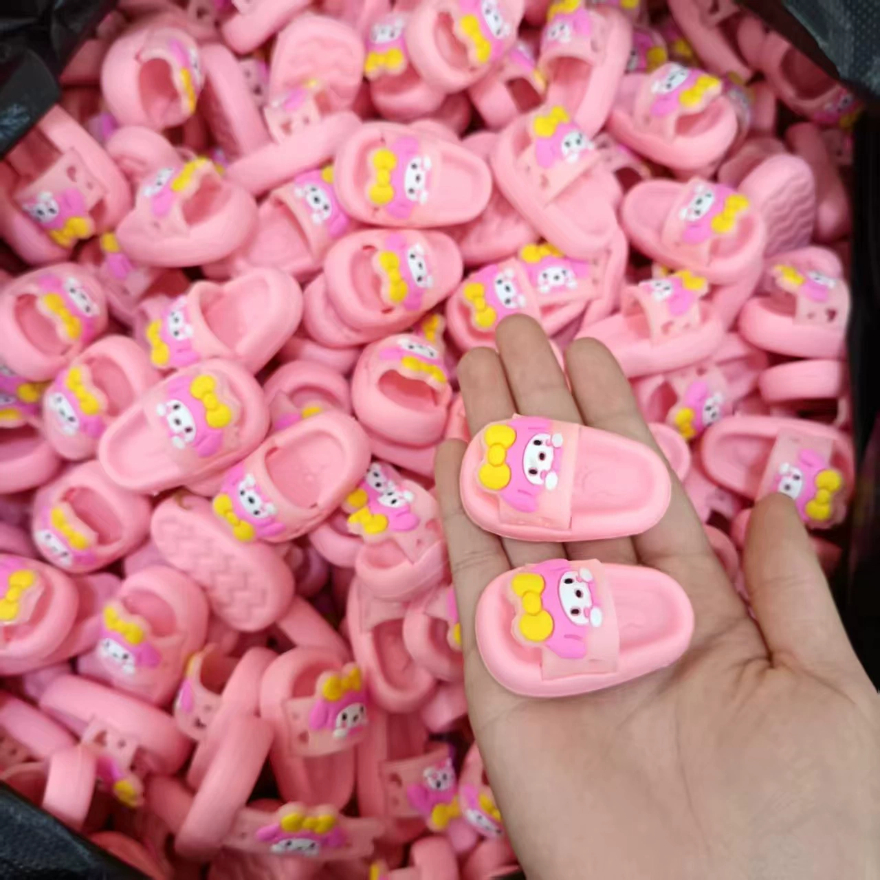 Милый маленький мультяшный ластик, тапочки для младших школьников