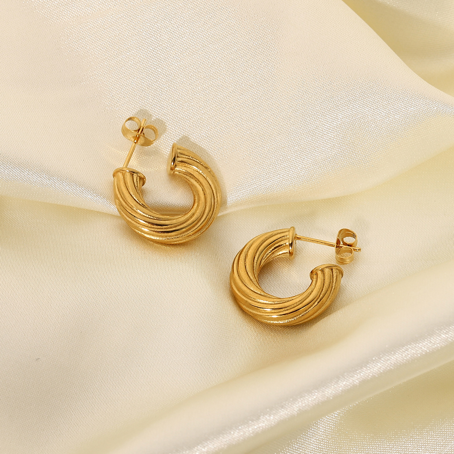 Nihaojewelry Wholesale Jewelry Fashion 18k Gold-plated Stainless Steel Twisted Earrings display picture 3