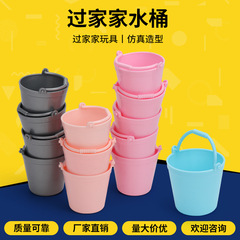 ミニミニチュアカラーの小さいバケツはカラービーチの水遊びをシミュレーションします。