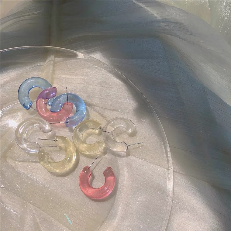Oversized Sculptural Clear Acrylic Clip-on Earrings Modern Design_voghion.com
