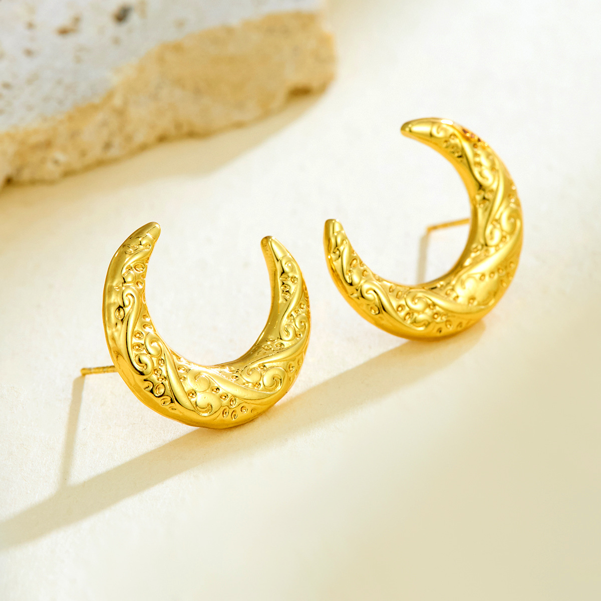 Europa y América de tendencia geométrica irregular pendientes de media luna de patrón de personalidad de acero inoxidable femenino retro versátil sensación de alto nivel