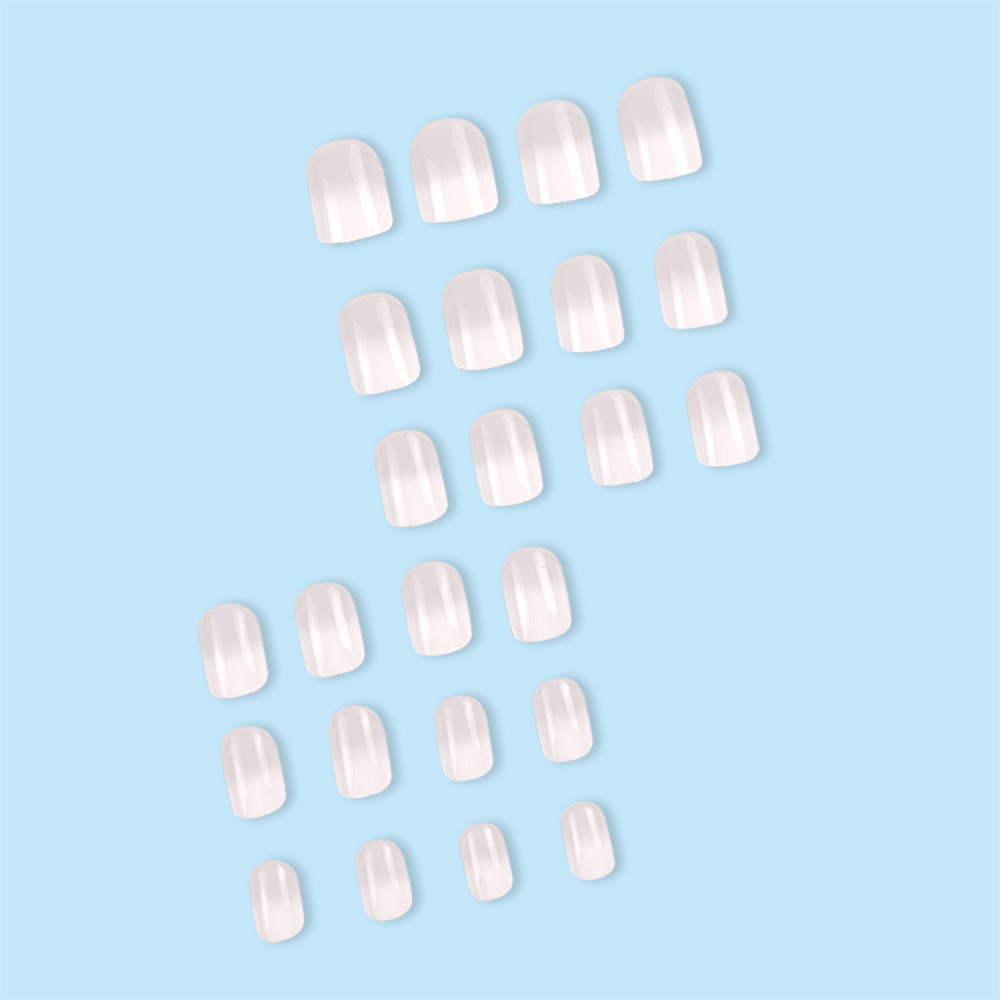 Sensación de alta gama de uñas portátiles al por mayor uñas cortas de uñas de color blanco lechoso simples 24 piezas de uñas impermeables calientes