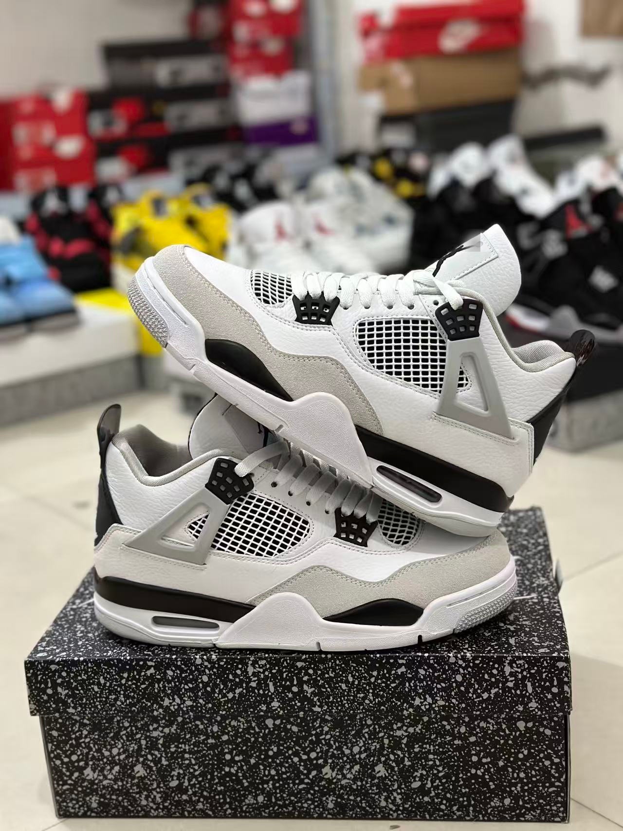 Pure original AJ4 zapatos de baloncesto Joe4 clásicos de cemento blanco negro amarillo eléctrico femenino para ayudar a hombres y mujeres zapatos de baloncesto Pitian