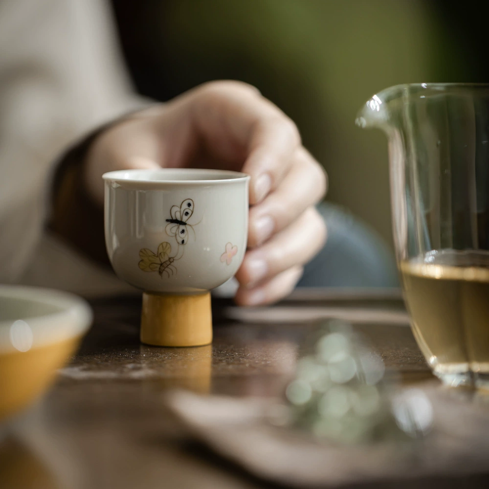 泥人述 [草木灰手绘招蜂引蝶高足杯 釉下彩蝴蝶蜜蜂品茗杯茶室茶杯]