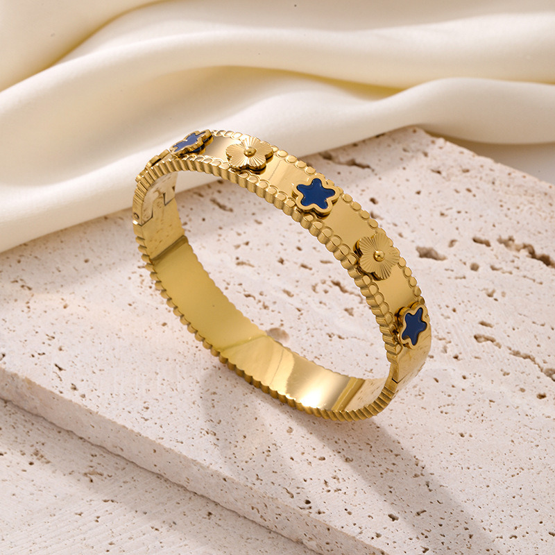 Pulsera de acero de titanio de estilo explosivo transfronterizo europeo y americano para mujer, temperamento que no se desvanece, todo fósforo, flor de cinco hojas, fritillaria, joyería ligera de lujo al por mayor