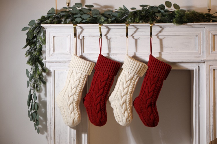 Gestrickte dekorative Weihnachtsstrümpfe Hängestück Farblich passende vergrößerte Staffelung Fried Dough Twists 46 groß_voghion.com