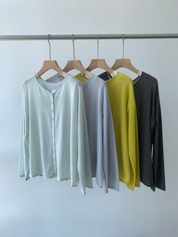 26 New round-neck, rolled-hem, reversible knit sweater, simple and casual, versatile, made of organic cotton, with button detailing
