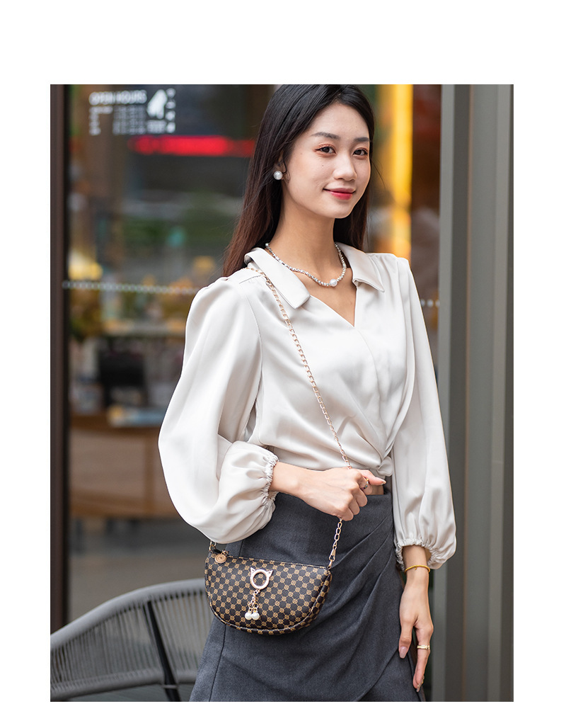 Women's Medium Pu Leather Solid Color Lingge Basic Vintage Style Semicircle Zipper Crossbody Bag display picture 1
