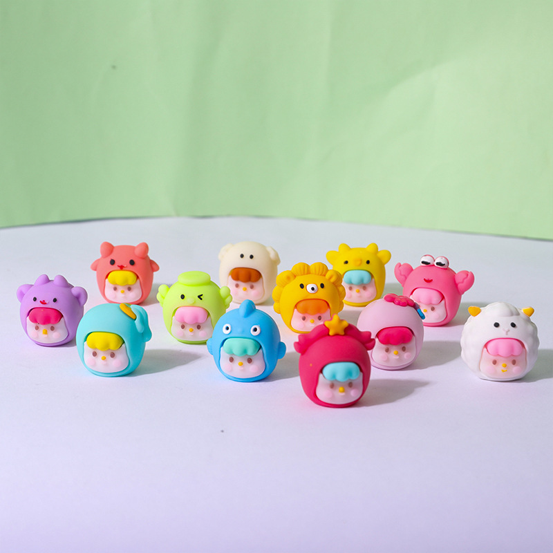 Dibujos animados doce constelaciones pequeños adornos lindos granos lindos muñecas de dibujos animados juegos para niños decoración de joyas de bricolaje al por mayor