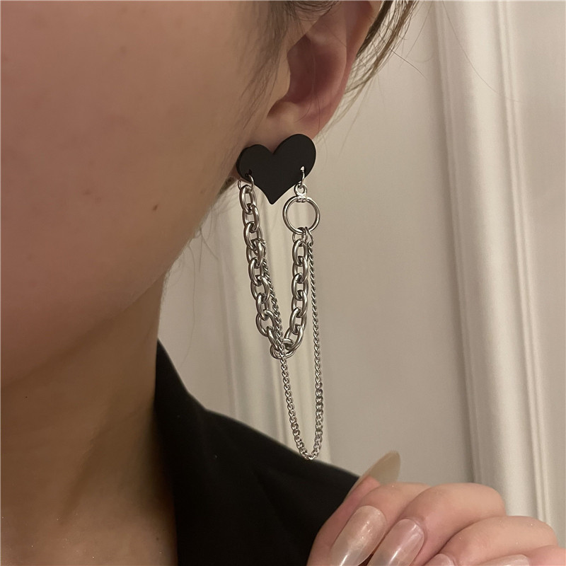 Boucles D&#39;oreilles Longues Chaîne Pompon Coeur Noir Rétro En Gros Nihaojewelry display picture 4