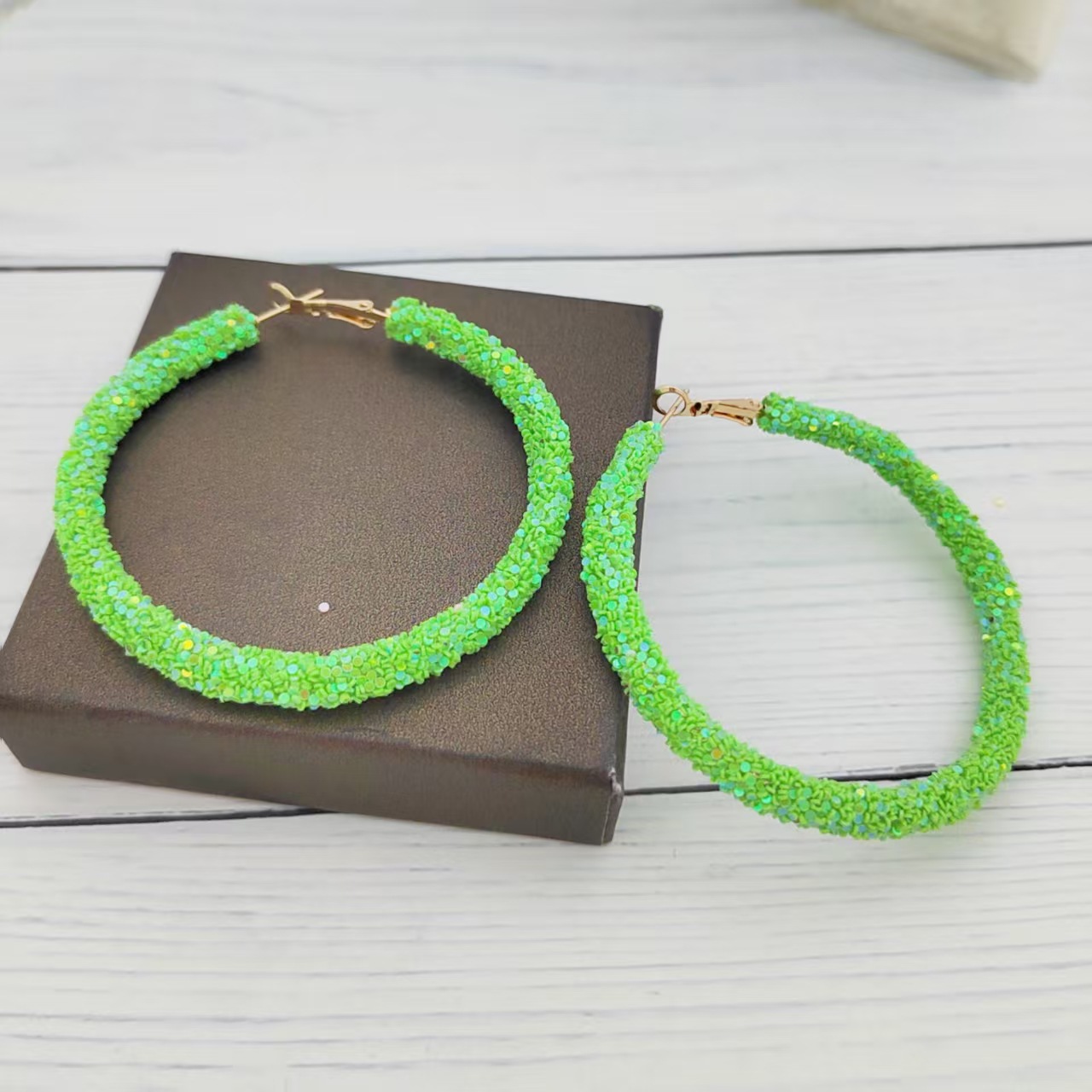 欧米風誇張スパンコール大丸型イヤリング　おしゃれなカラフルスパンコールキャンディーカラー個性派レディースイヤリング