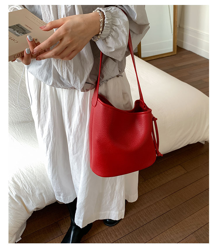 Fashionable and simple commuter small bag for women 2025 new summer versatile single-shoulder underarm bag, popular crossbody bucket bag undefined