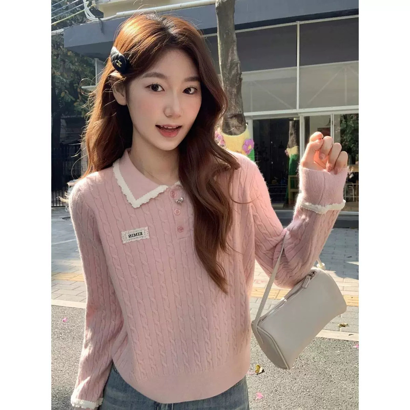 Korean-style preppy knit sweater for women, featuring contrasting colors, lace trim, a label design on the collar, and a soft, comfortable, short, pullover style Korean-style preppy knit sweater for women, featuring contrasting colors, lace trim, a label design on the collar, and a soft, comfortable, short, pullover style