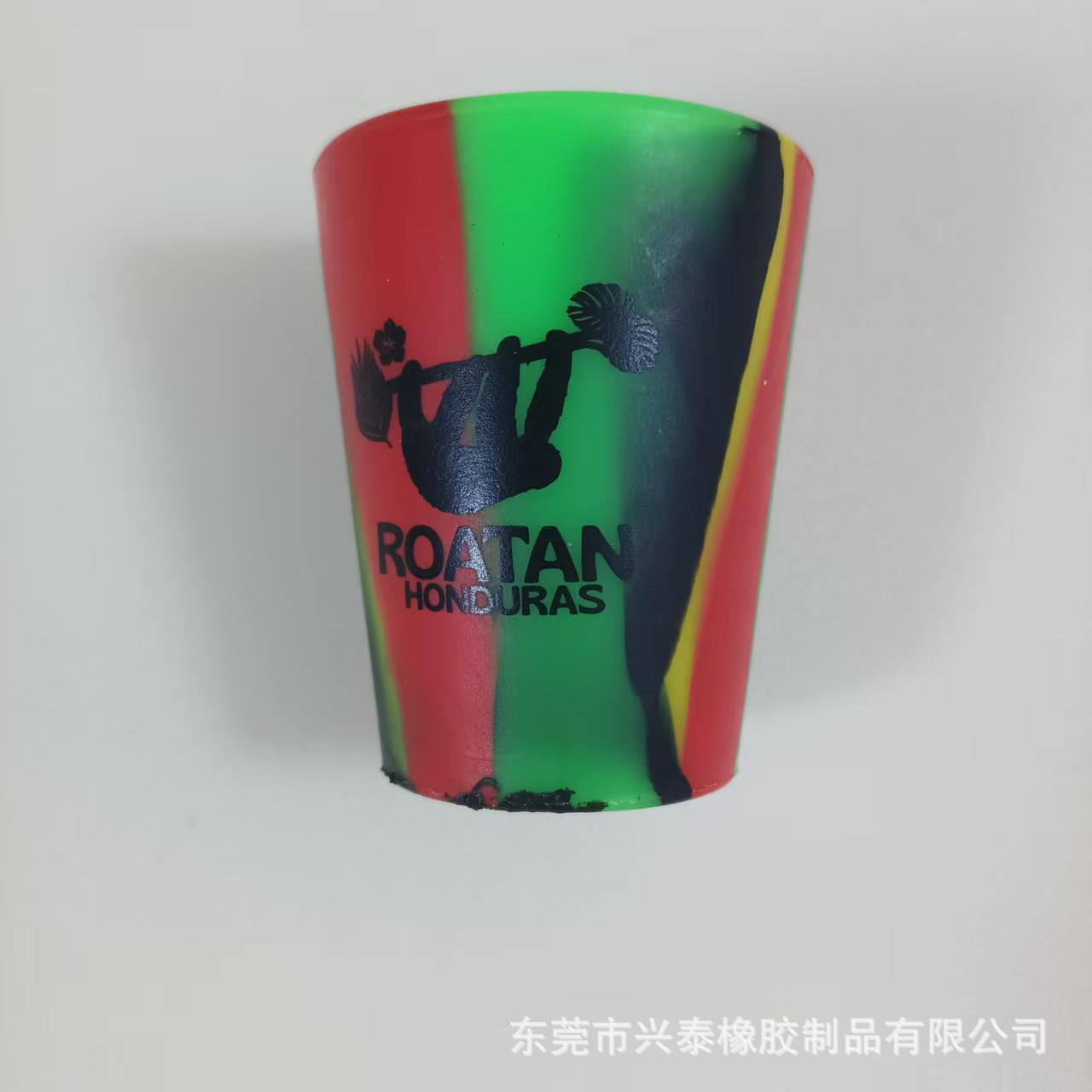 녹색, 노란색, 검정색이 혼합된