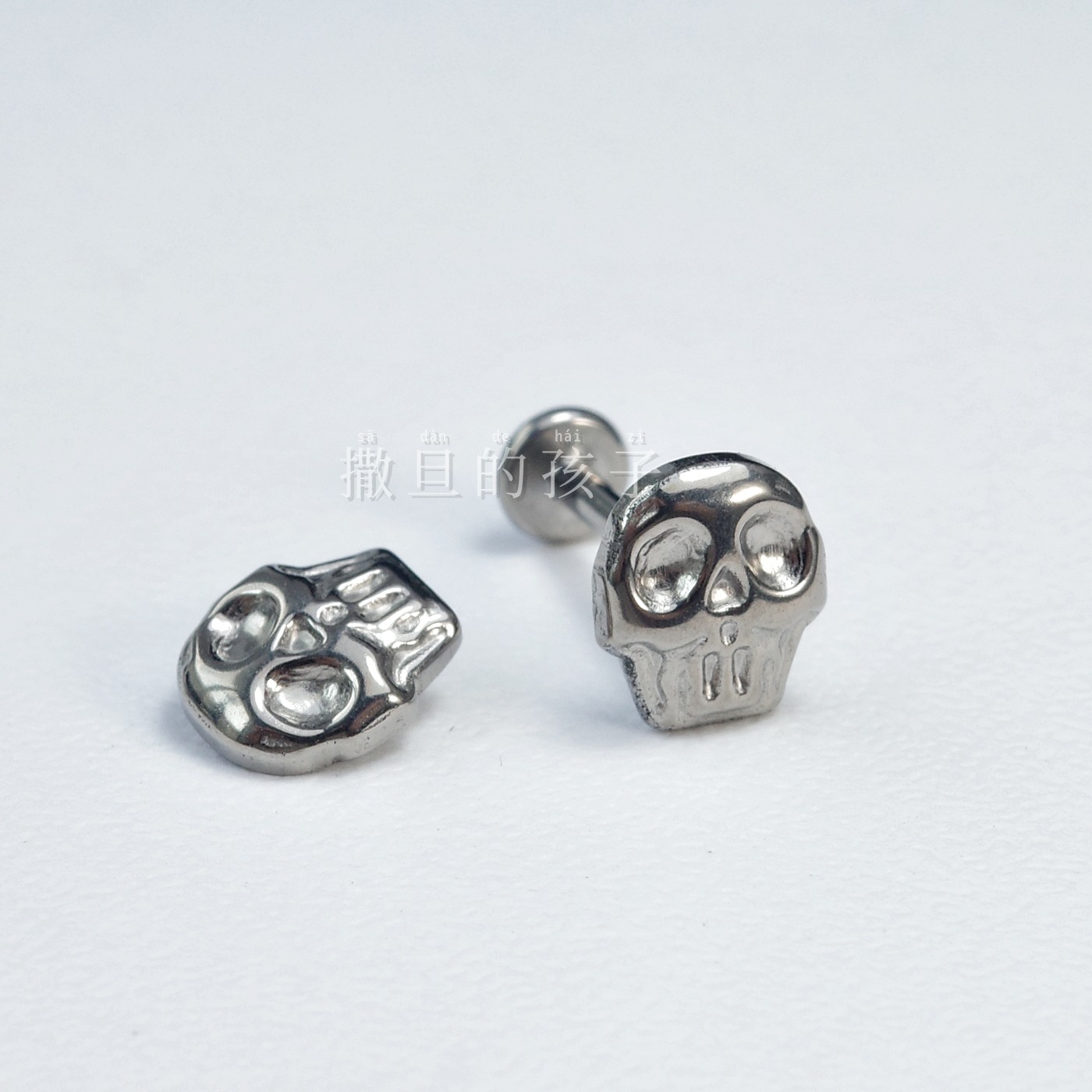 Silver pointed spike labret stud material detail