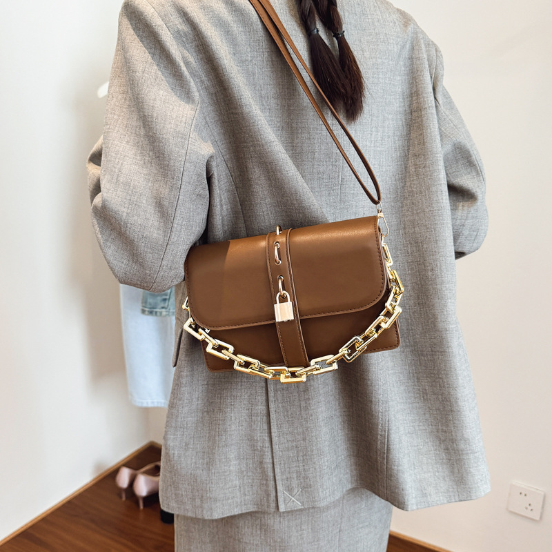 Nicho de diseño de moda cadena de mano bolso pequeño para mujeres 2025 verano nuevo estilo extranjero universal bolso de hombro
