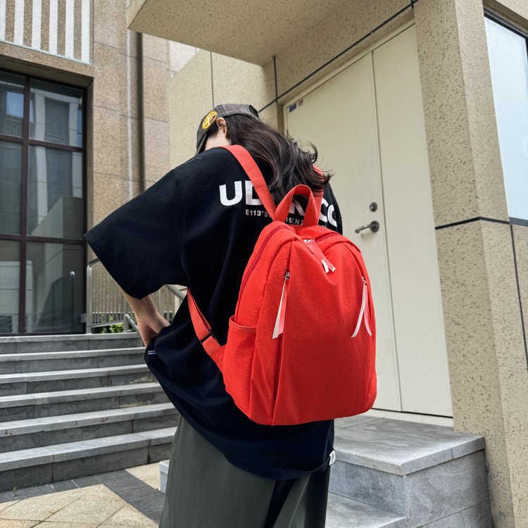 Fácil de llevar, la mochila es una buena opción para usted