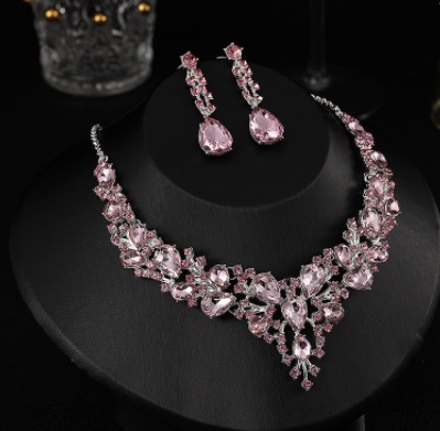 欧米の水晶の宝石のネックレスのイヤリングのセットの精巧でファッション的な気質の新婦のアクセサリのパーティーの高級な2つのセット