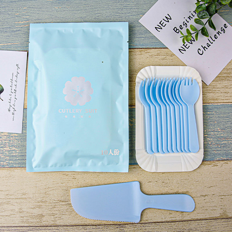 파란색 가방에 접시 10개, 포크 10개, 칼 33세트