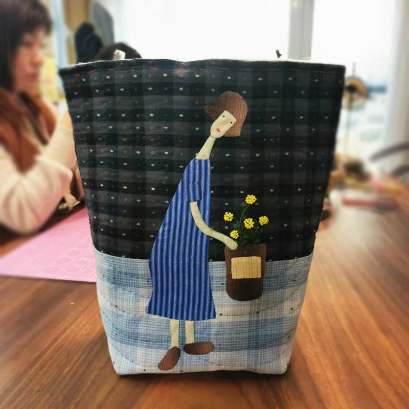 2112051 Mujer de observación de flores (falda azul) no terminada