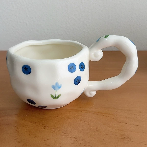 Irregular handle blueberry pattern cup