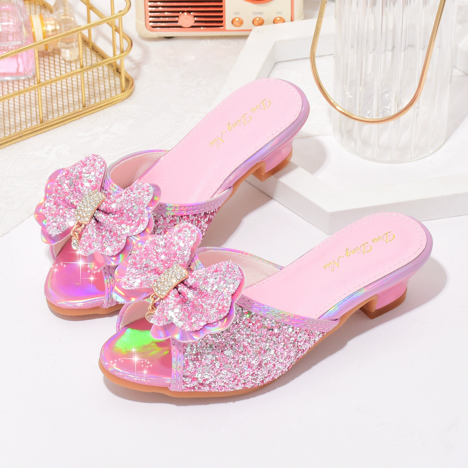 Детские тапочки, летние новые туфли с кристаллами, милая обувь принцессы с бантом, сандалии для девочек, уличные туфли на высоком каблуке для женщин