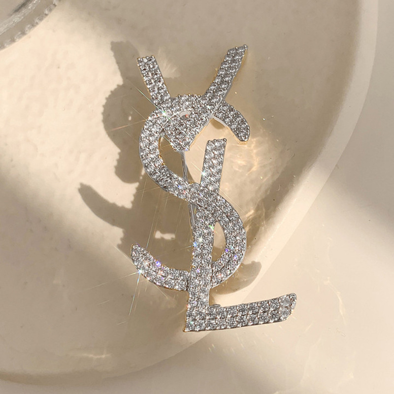 Brooch Decoration with Sparkling Alloy, Korean Style Internet Celebrity Style, Personalized Brooch, Fashionable and Elegant Necklace, Light Luxury with a High-End Feel