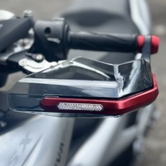 ライト付き LED ホーンガードは、ペダルオートバイの改造ハンドガードブレーキ落下防止保護カバーの全シリーズに適しています。