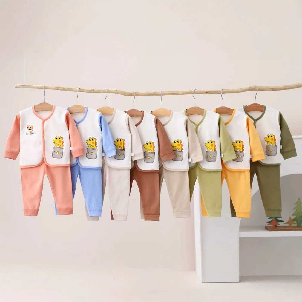 Otoño y invierno nuevo bebé de algodón bebé dos piezas de cuello redondo mangas largas cómodas y cálidas cubierta de bebé contra la puerta